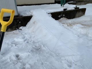 ソリ遊びの坂5.12.31.JPG