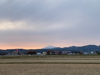夕暮れの鳥海山4.11.28.JPG