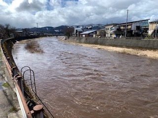 川が増水しています6.3.29.JPG