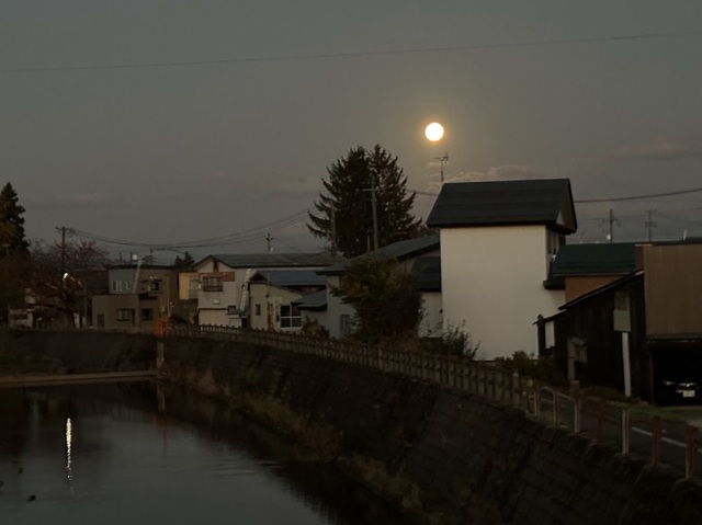東の空に大きな月6.11.16
