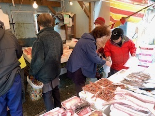 浅舞朝市の魚屋さん6.2.6.JPG
