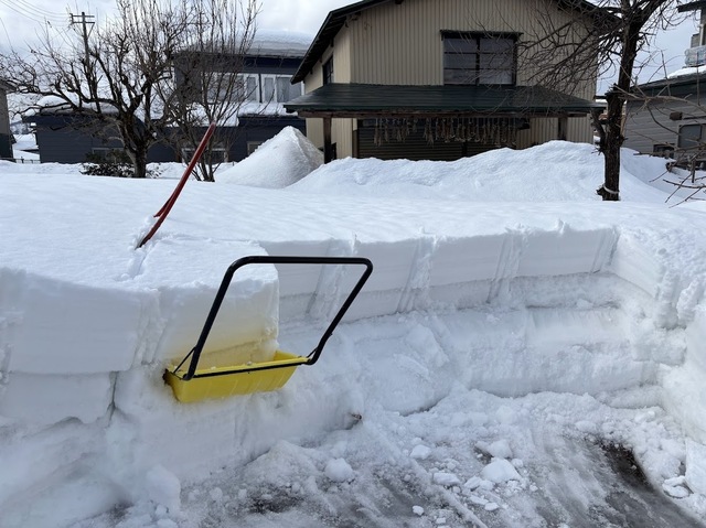 畑の車庫の雪消し7.2.26.1
