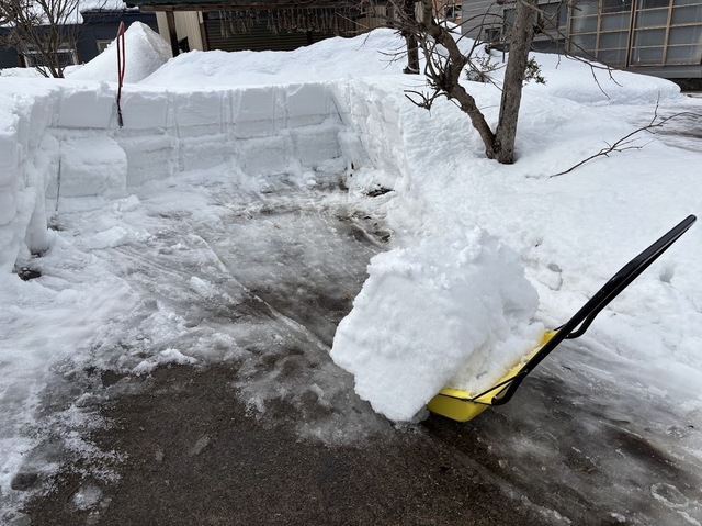 畑の車庫の雪消し7.2.26.2