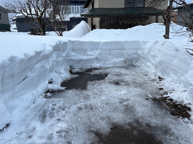 畑の車庫の雪消し7.2.26.3