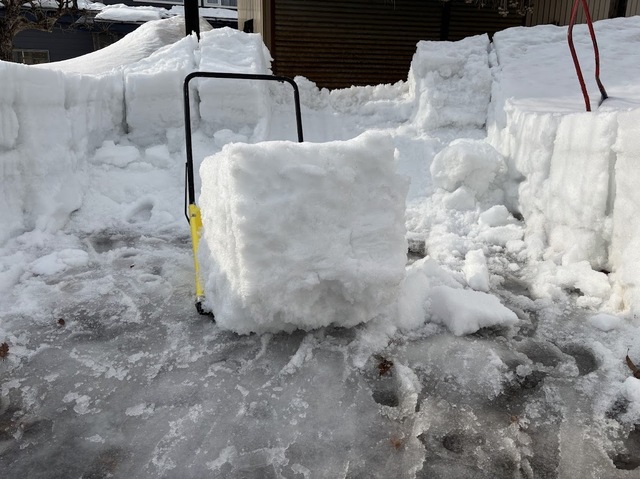 畑の車庫の雪消し7.2.28.2